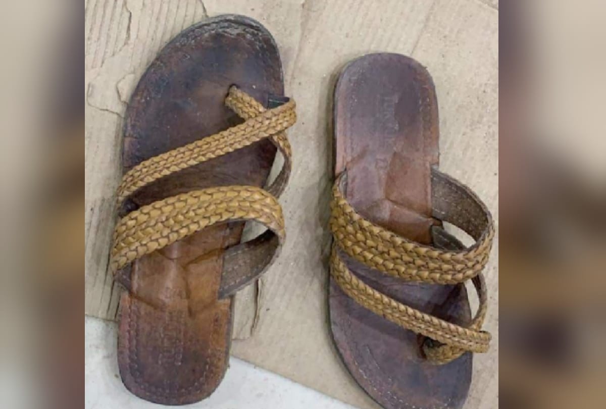 Shoe Store Owner gave message on social media for sandal thief in sant kabir nagar