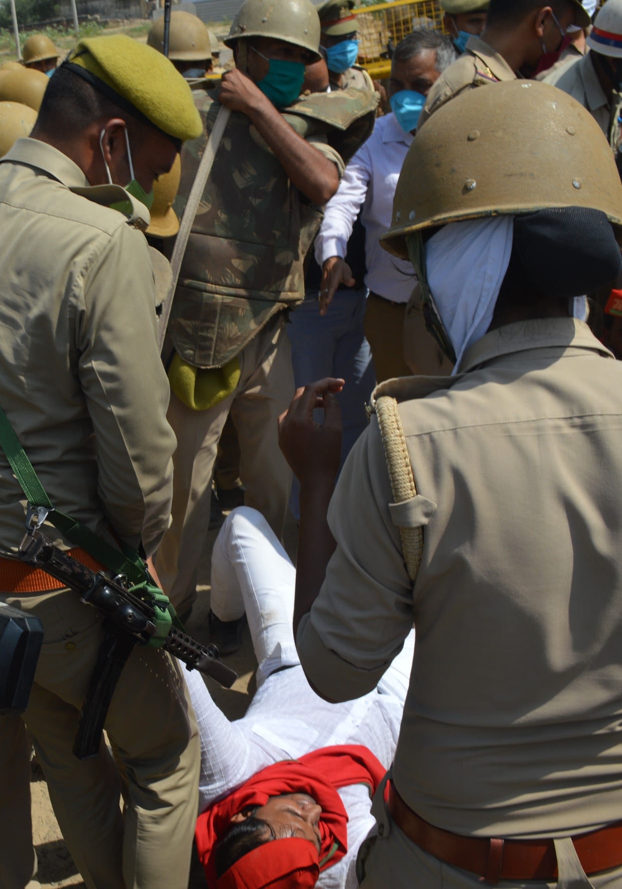 Hathras: Police lathi-charge the SPs going to the village of Bitiya