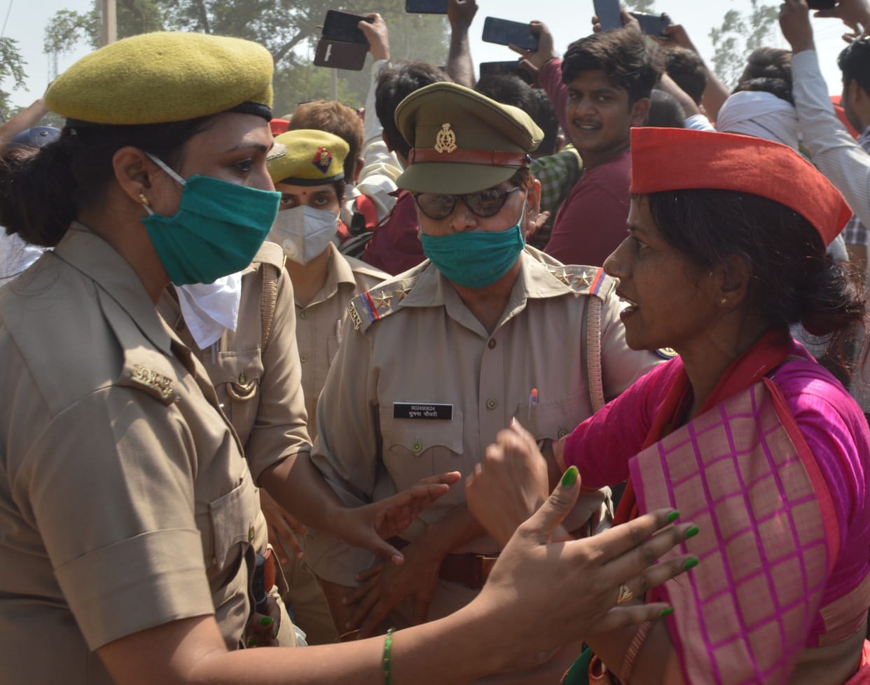 Hathras: An attempt to stop the convoy of SP's going to the house of gang-rape victim, Nokzonk