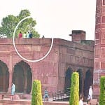 छत पर पहुंचे सैलानी