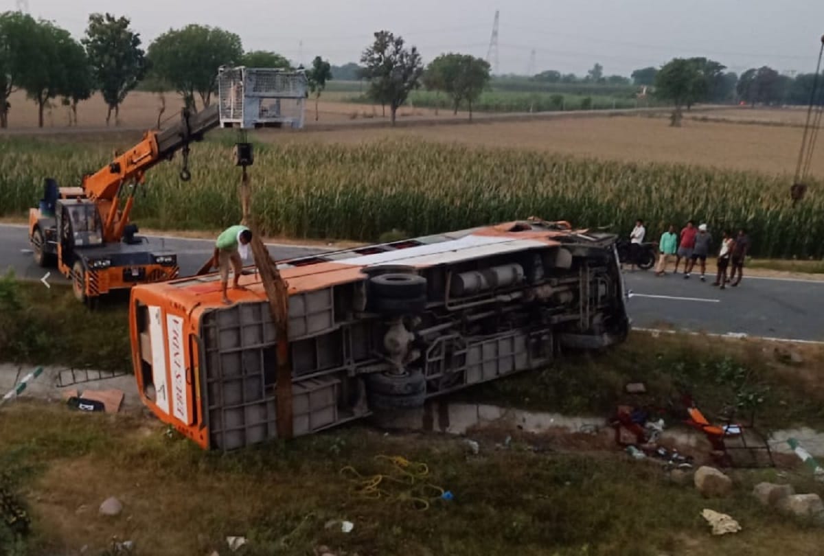 Bus going from Sant Kabir Nagar to Delhi overturned on Agra-Lucknow Expressway