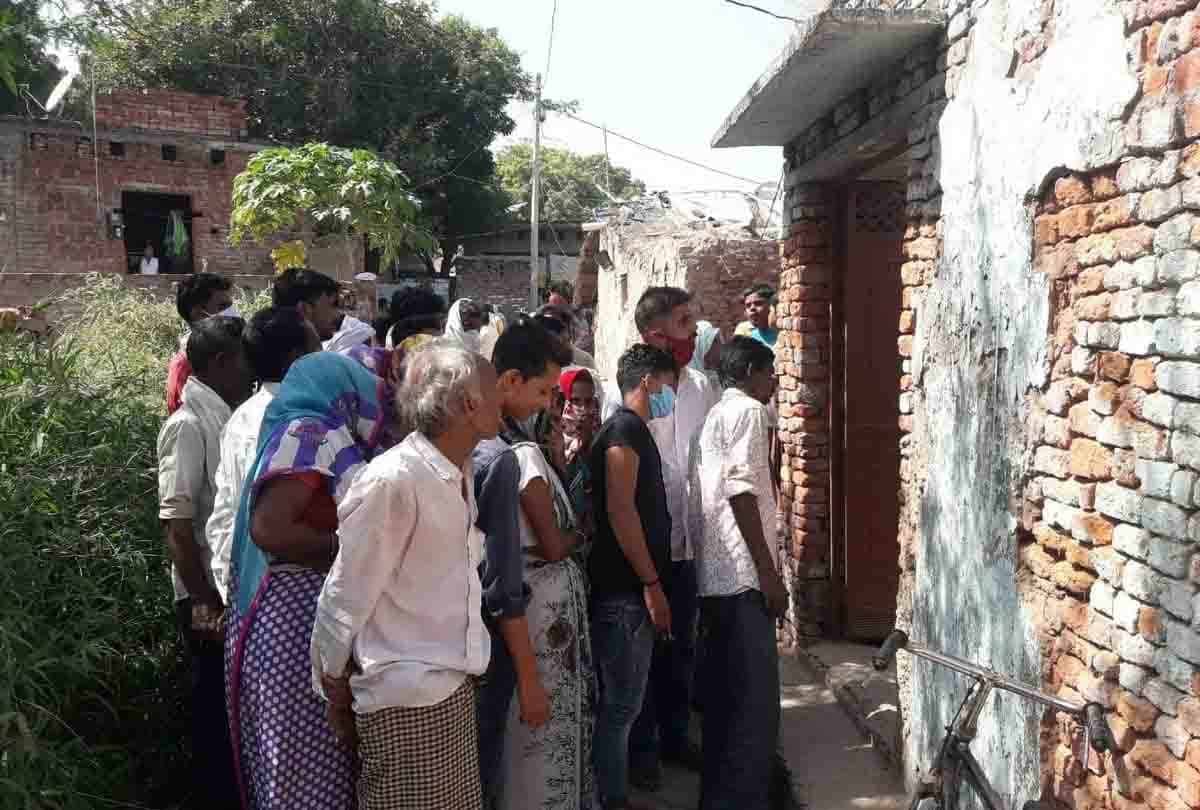 Dead body of mother and three girls found hanging in auraiya