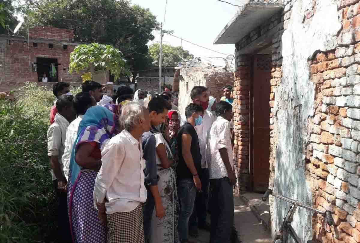 Dead body of mother and three girls found hanging in auraiya