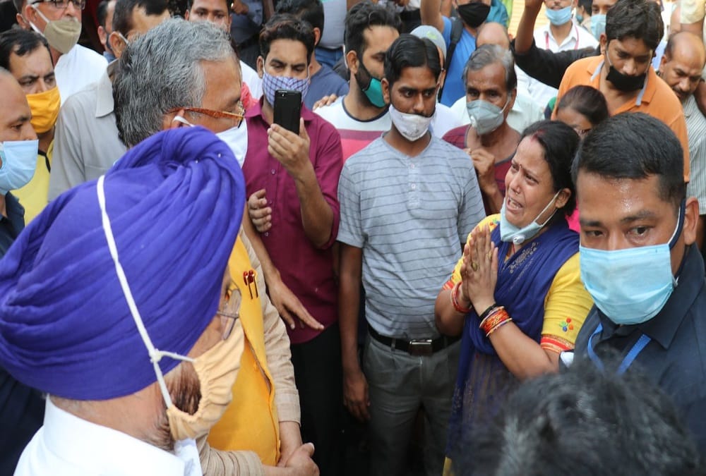 Uttarakhand: Cm Trivendra singh rawat meet Kashipur Fire Tragedy Victims, Women crying badly, Police force Stop protest