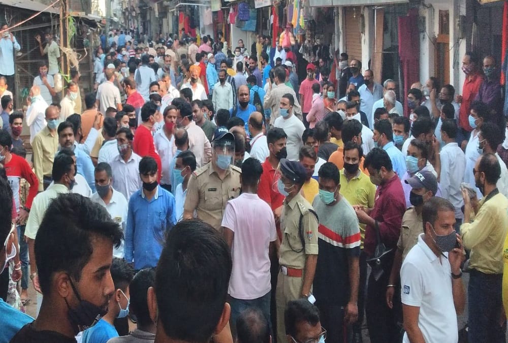 Uttarakhand: Cm Trivendra singh rawat meet Kashipur Fire Tragedy Victims, Women crying badly, Police force Stop protest