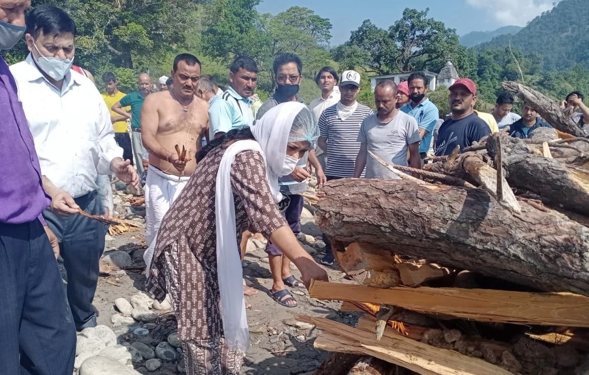 Dr. Bhagwati Pal gave fire to mother's pyre