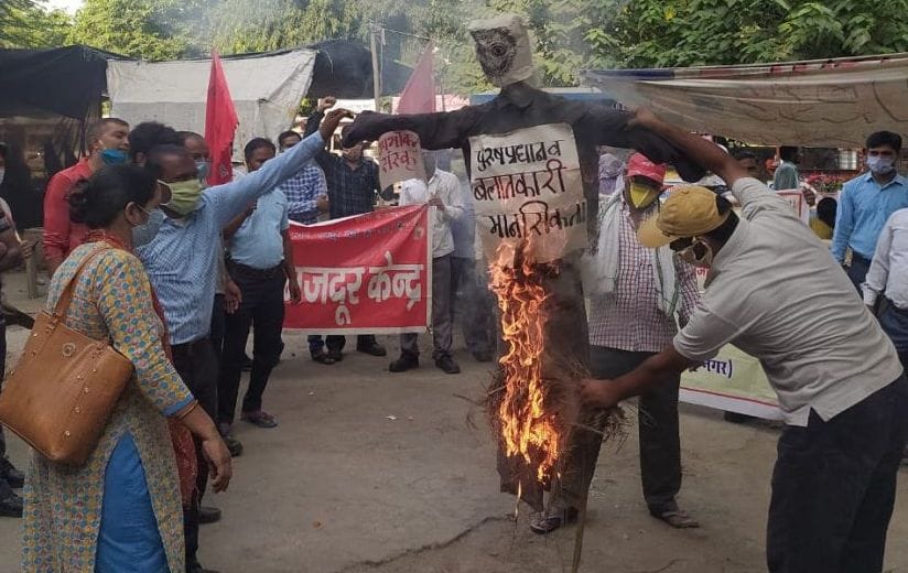 Congressmen burnt effigy of UP government, demand for hanging