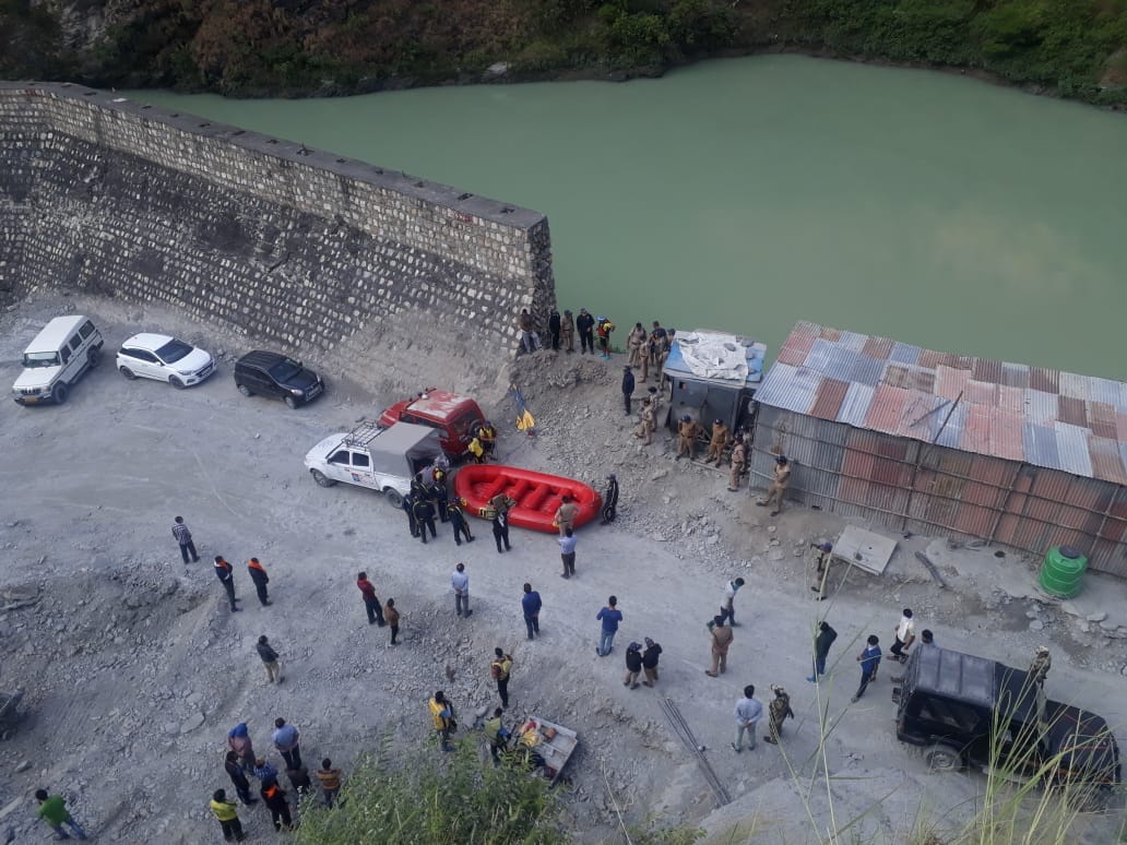 uttarakhand news: car fell in to tehri lake, one dead body found, three missing, ground zero photos
