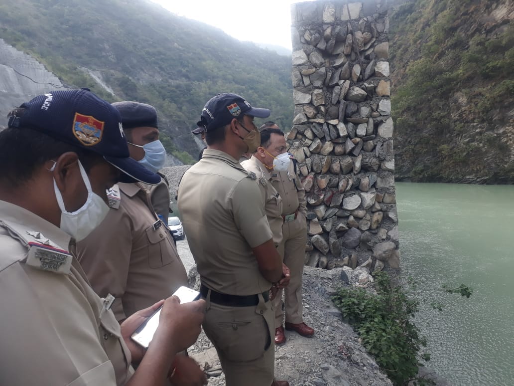 uttarakhand news: car fell in to tehri lake, one dead body found, three missing, ground zero photos
