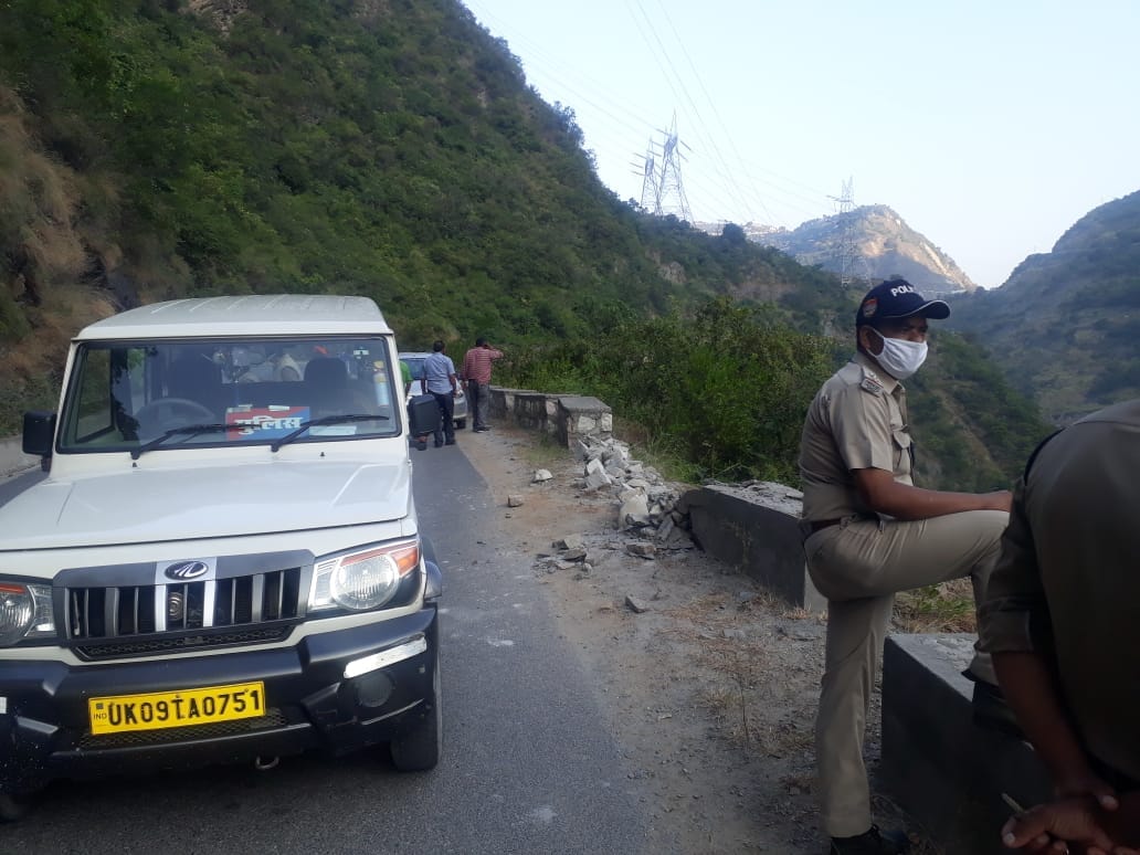 uttarakhand news: car fell in to tehri lake, one dead body found, three missing, ground zero photos