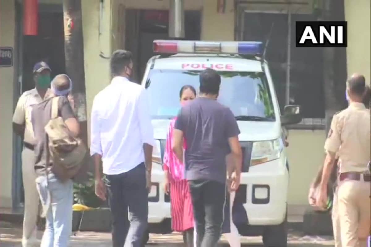 Anurag Kashyap Payal Ghosh Case: Film Director Anurag Kashyap reaches Versova Police station in Mumbai