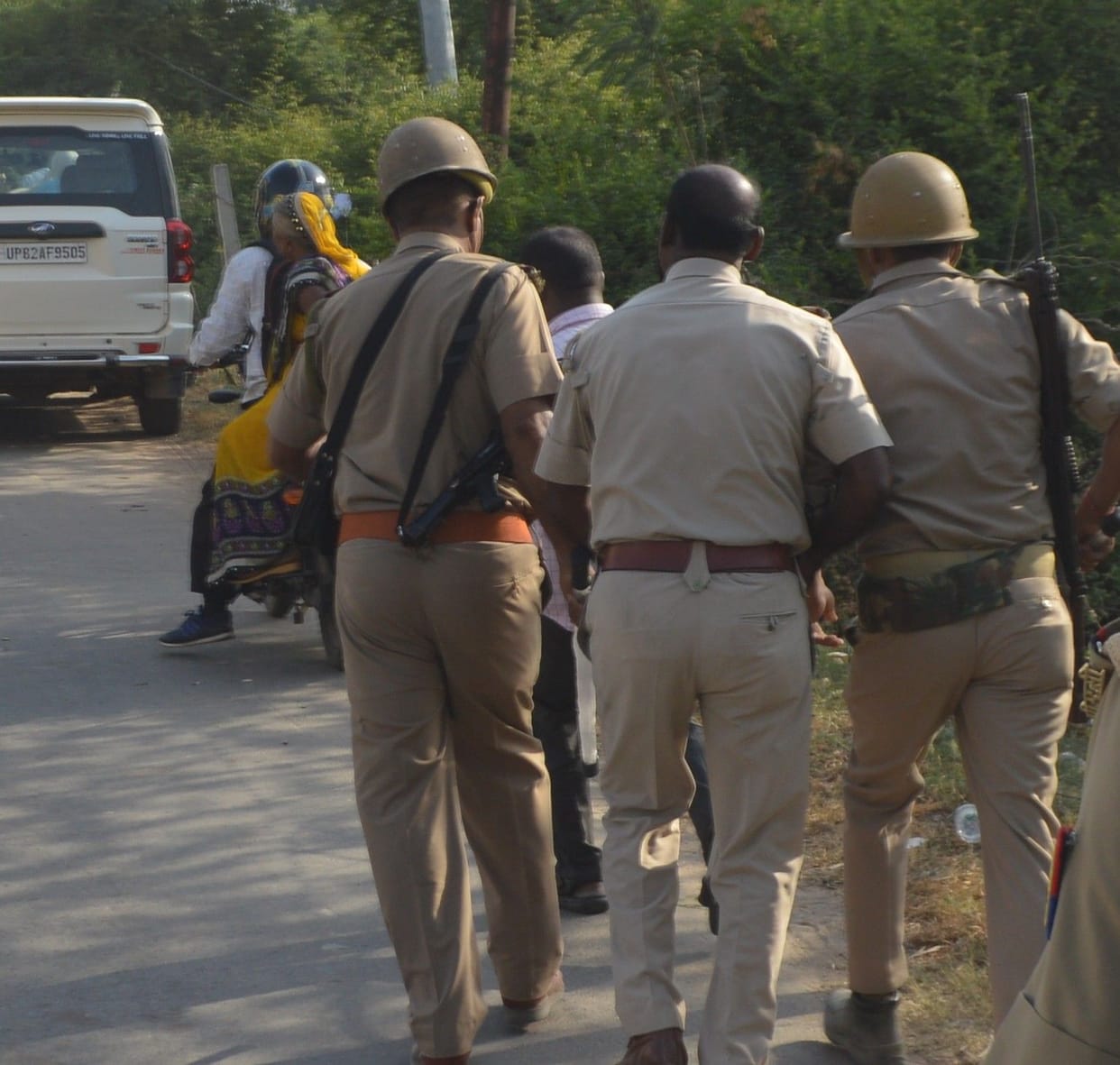 Hathras: Stayed on the road going to the village of Bitiya and guarded hard