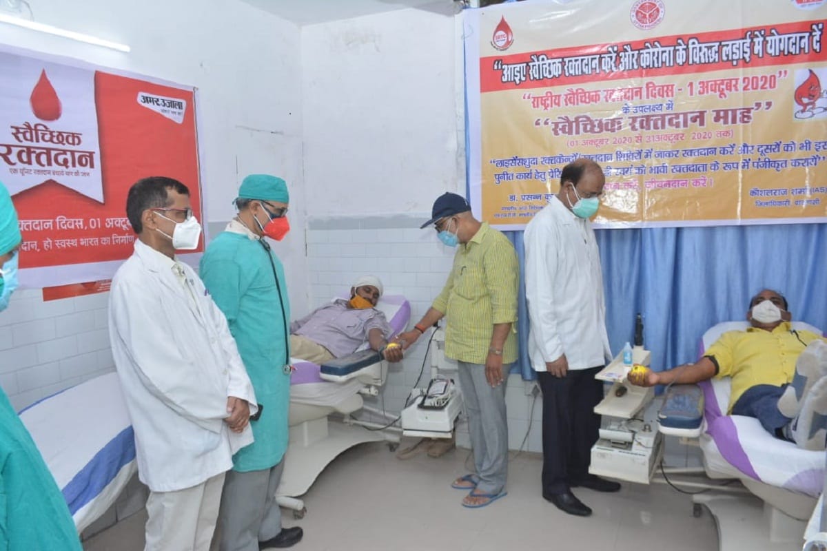 Rakdata arrived to donate blood on the initiative of Amar Ujala Foundation Varanasi