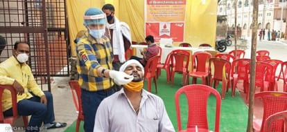 Rakdata arrived to donate blood on the initiative of Amar Ujala Foundation Varanasi
