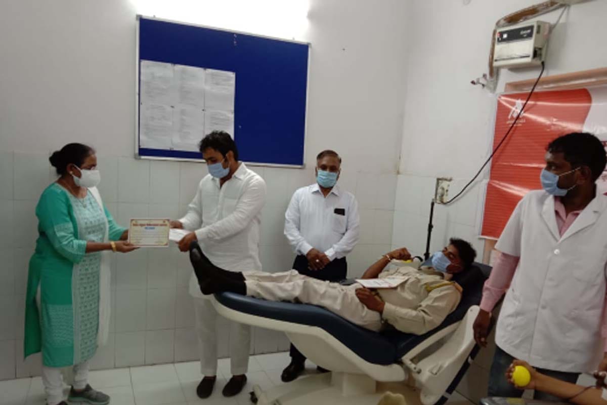 Amar Ujala Foundation's campaign, donating one unit blood and saving four lives