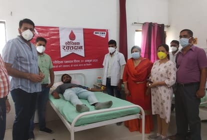 blood donation camp in bhu hospital by amar ujala foundation on kargil vijay diwas