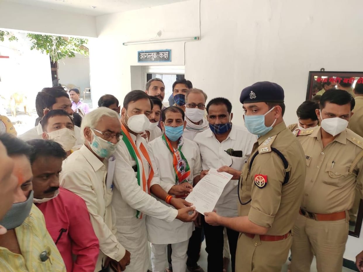 haatharas kaand ke virodh mein naarebaajee, kaangres kaaryakartaon ne esapee aaphis ke baahar diya dharana