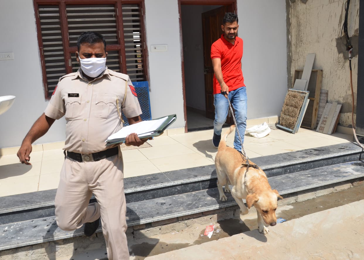 retired police man, 2 lakh things theft, house