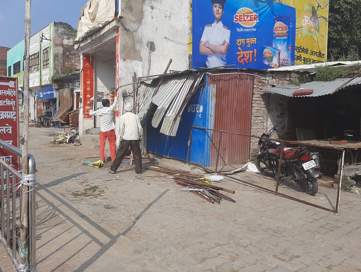 Thunder bulldozers on station road, illegal construction collapsed