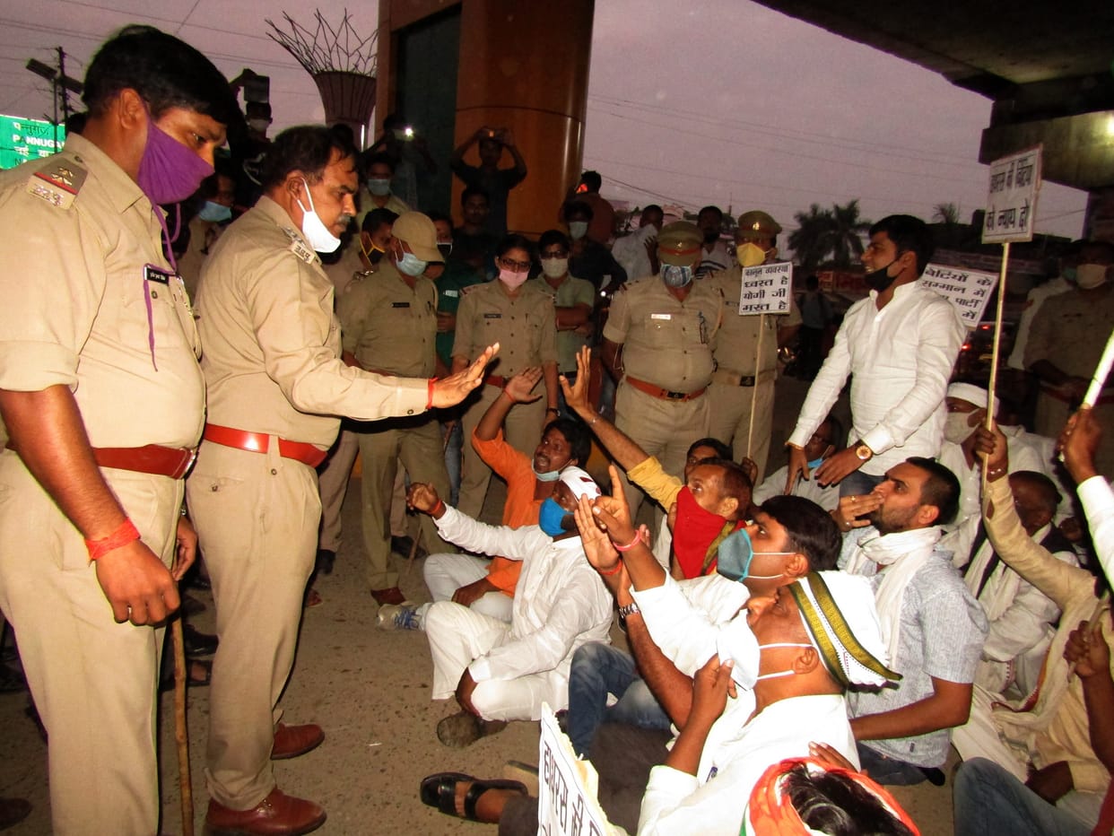 Congressmen protest against Rahul Gandhi arrest on his way to Hathras