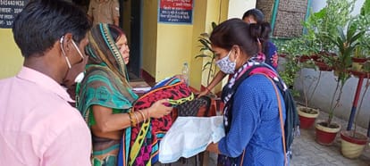 थाने में महिला ने रोते हुए शिशु को चाइल्ड लाइन को सौंपा।