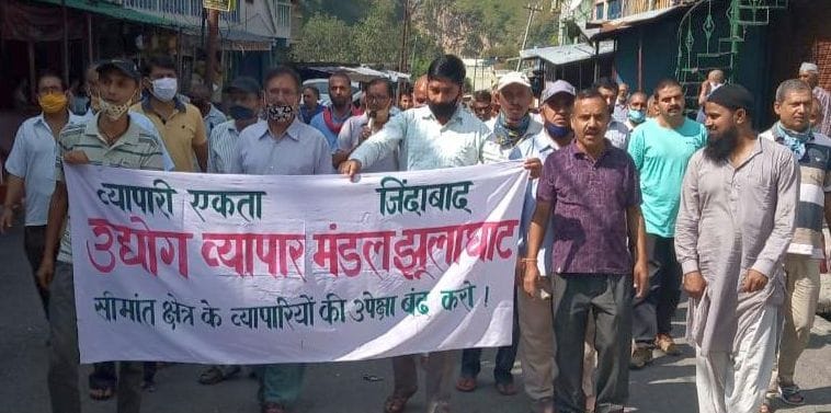 Traders took out a procession in Jhulaghat