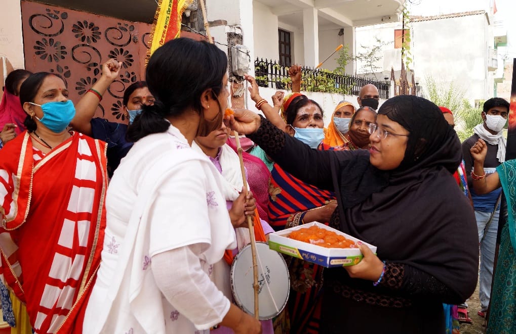 Babri masjid case muslim women celebrate by distributing sweets in Kashi
