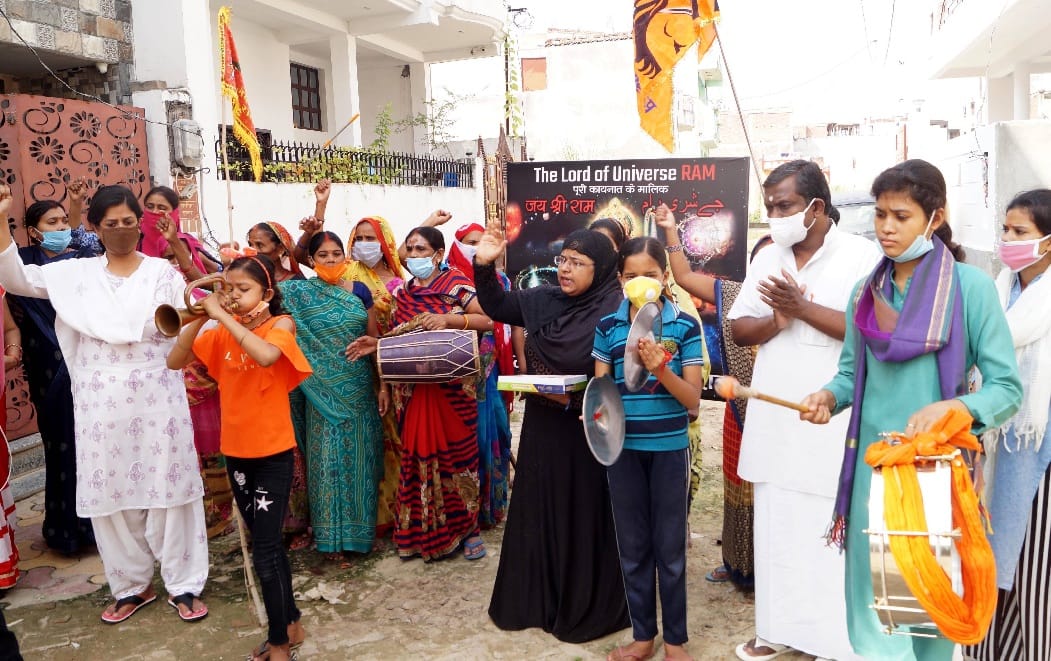 Babri masjid case muslim women celebrate by distributing sweets in Kashi