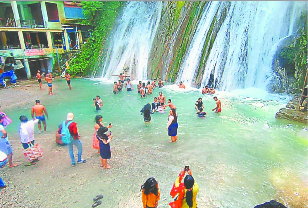 Coronavirus Unlock 5 in Uttarakhand latest update today: Tourist Crowd increase in Kempty Fall and nainital