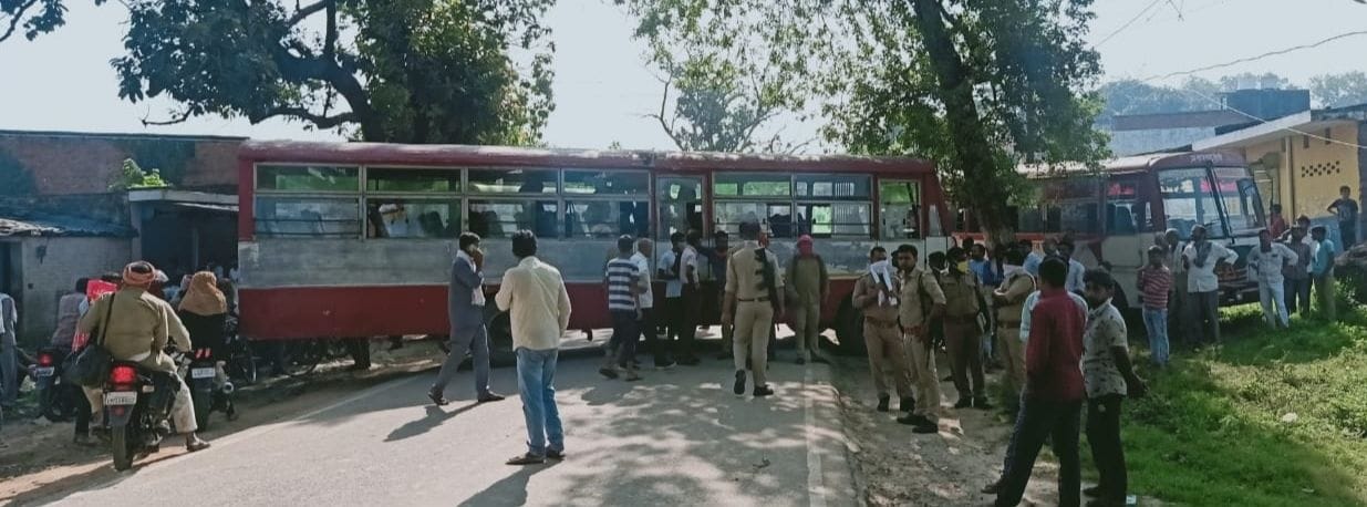 goons beaten conducter, roadways empoyees came on road raising with the arrest demand of culprits