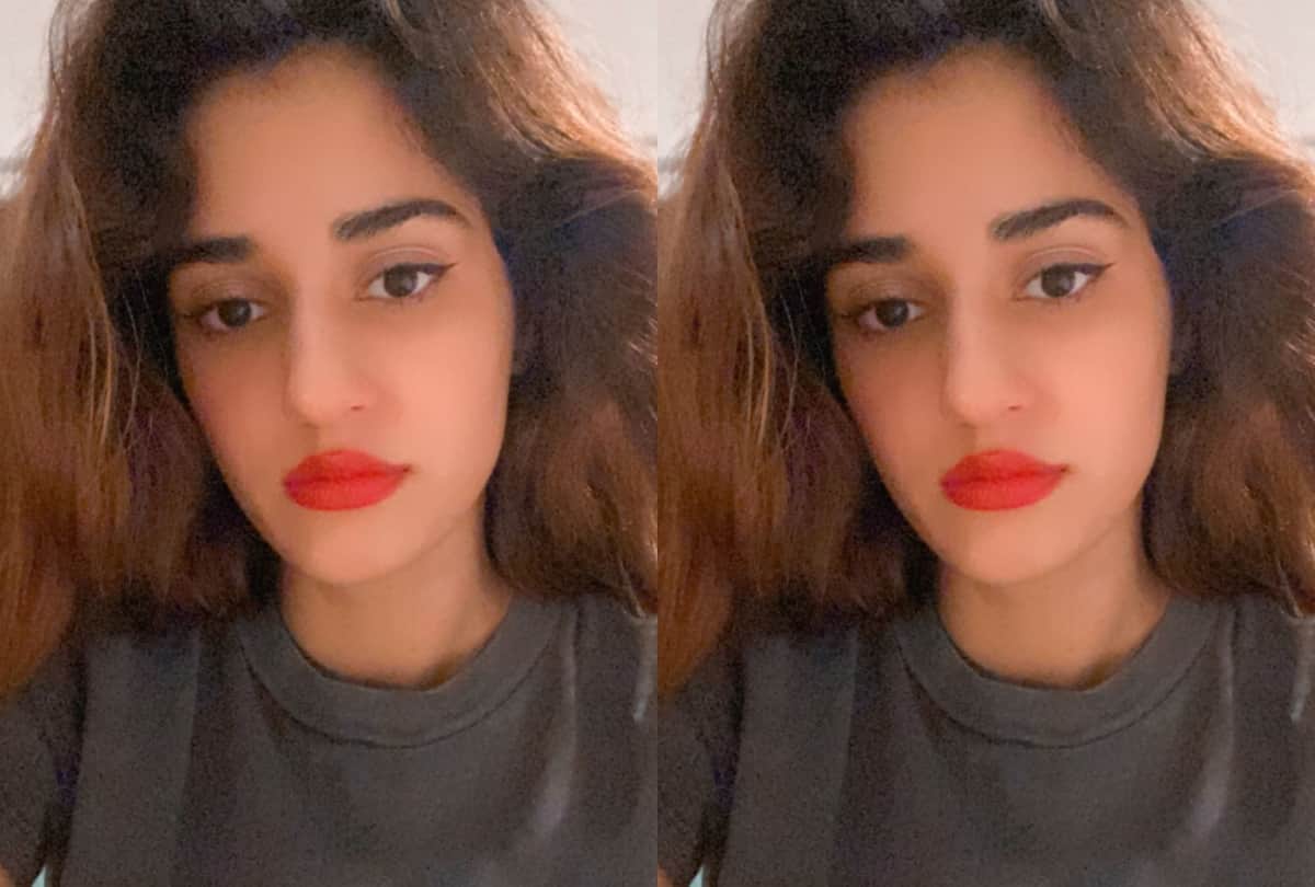sunny leone in pink eye makeup disha patani bold red lips and sonam kapoor shares diy makeup tricks