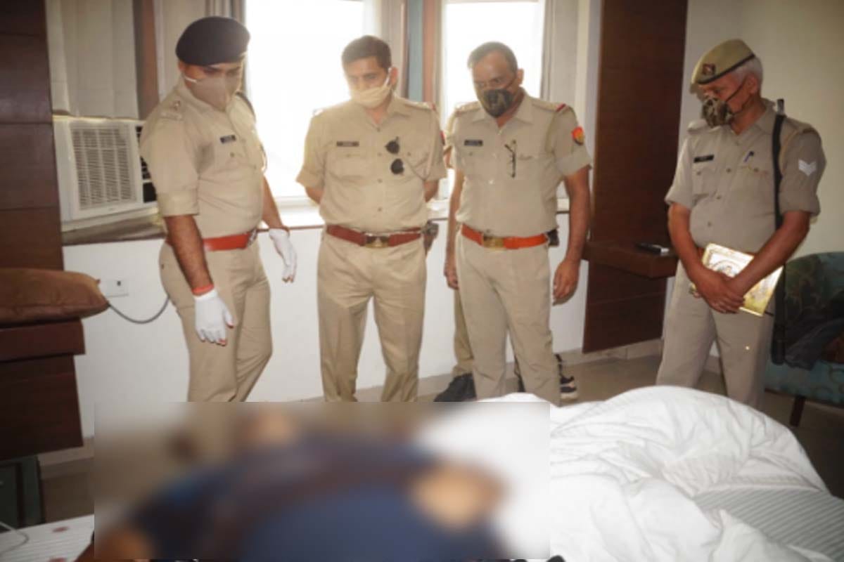 noida resident property deler suicid by shot himself in a hotel room in meerut
