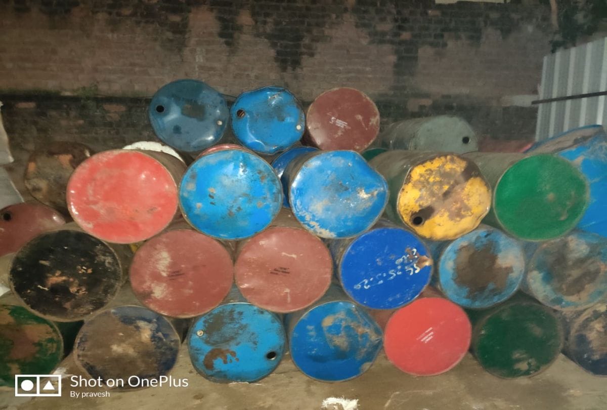 FSDA team arrested people who were selling substandard edible oil.