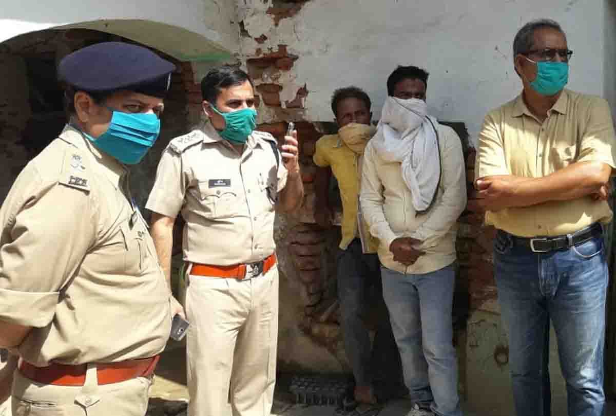 UP: dead bodies of a woman and three girls found hanging from a sari in Auraiya