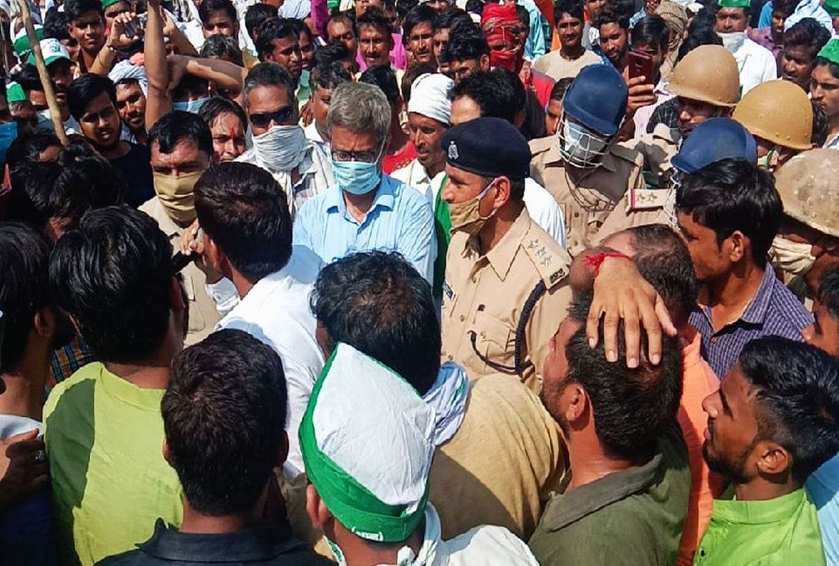 Farmer Bill 2020: Protest In Firozabad Farmers Block Etah Tundla Road