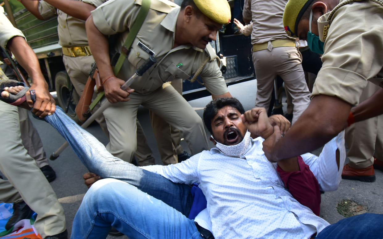 Hathras Rape Victim News in Hindi: Outrage persists, many organizations including Congress protest
