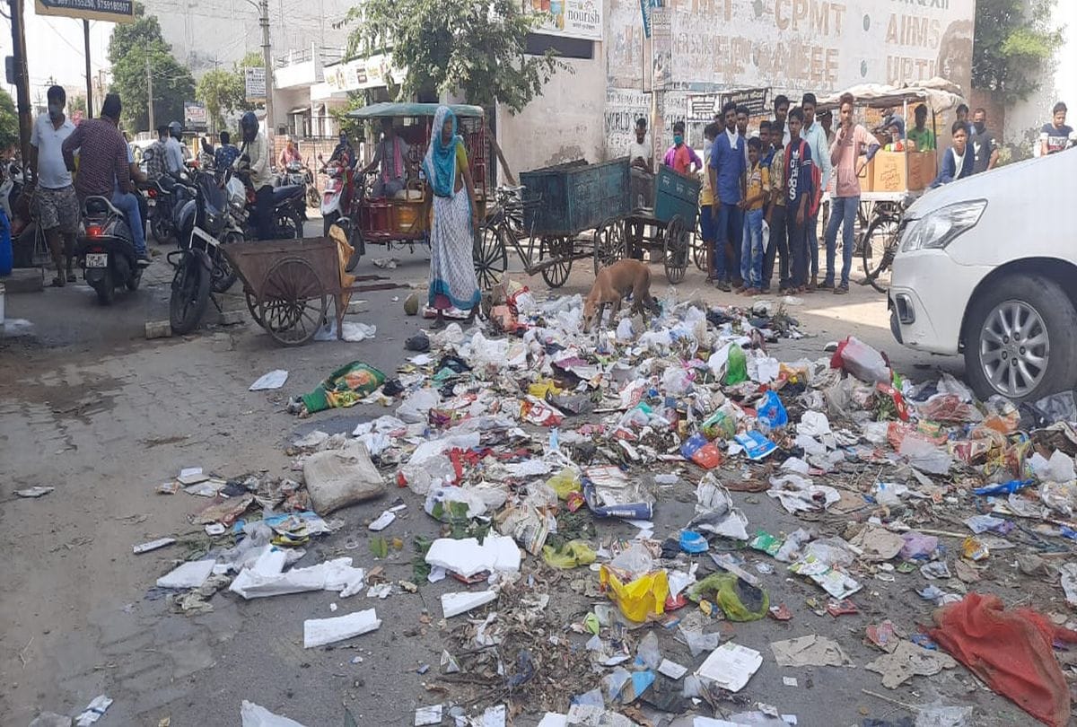 Valmiki Community Strikes Against Hathras Case Garbage On Road At Agra City