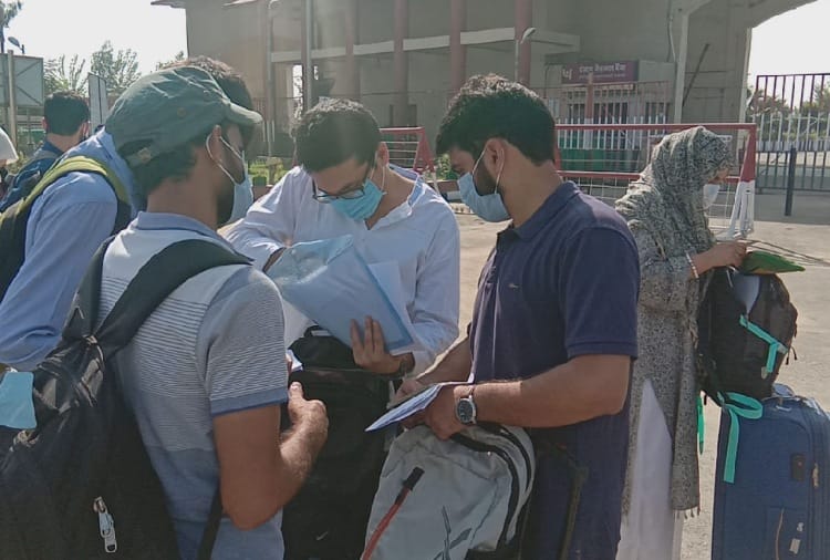 315 Kashmiri students and 100 Pak nationals returned to Pakistan via attari-wagah border