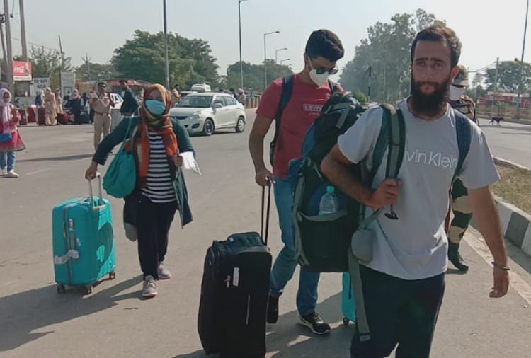 315 Kashmiri students and 100 Pak nationals returned to Pakistan via attari-wagah border