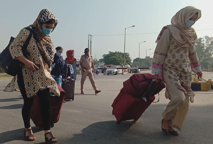 315 Kashmiri students and 100 Pak nationals returned to Pakistan via attari-wagah border
