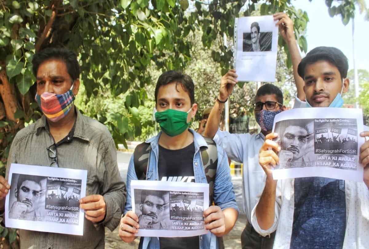 Sushant singh rajput friends protesting at jantar mantar demand revelation of cbi probe report
