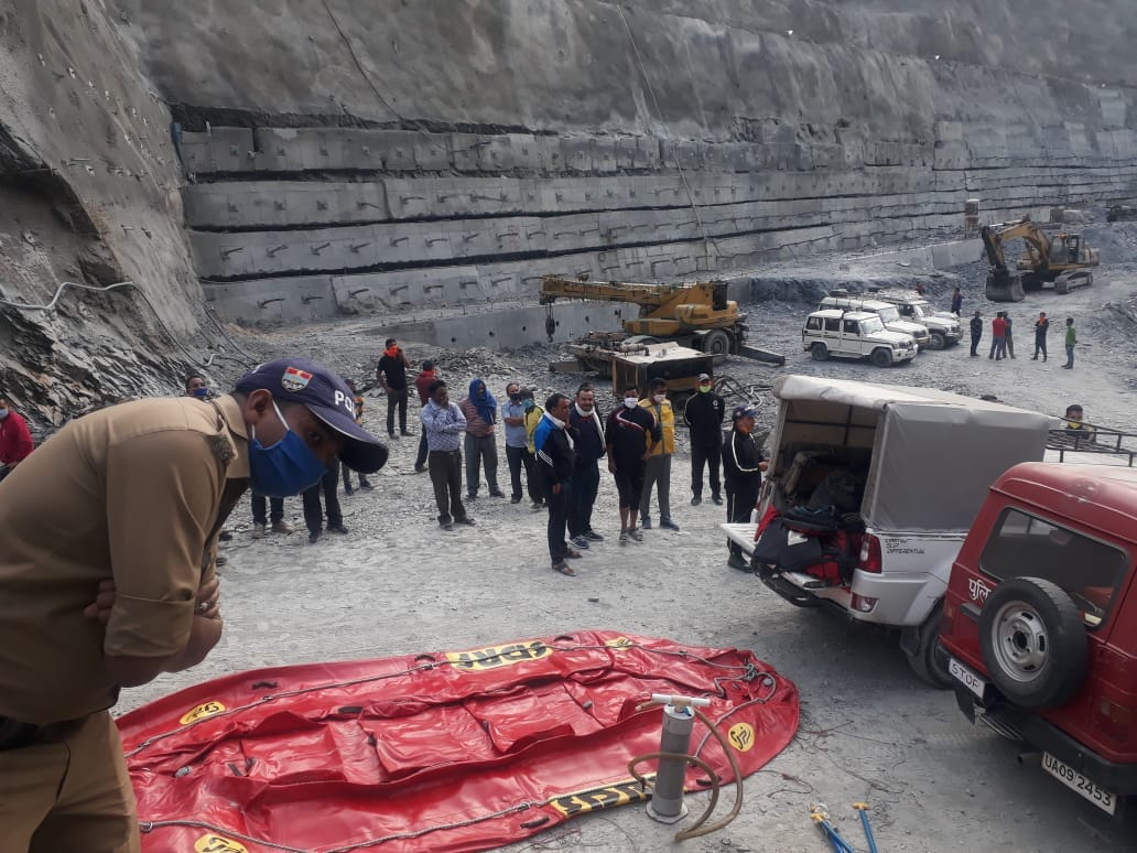 uttarakhand news: car fell in to tehri lake, one dead body found, three missing, ground zero photos