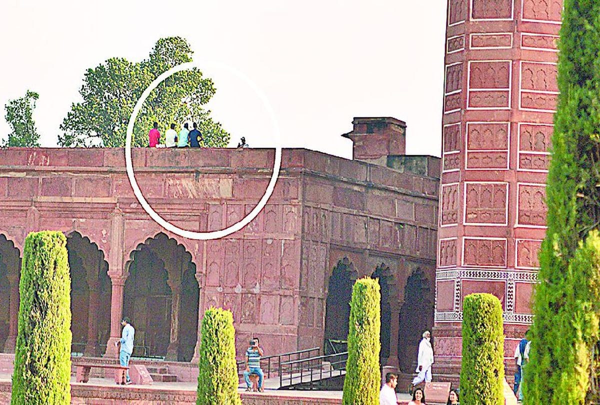 Tourist Reach At Royal Gate Roof Tajmahal