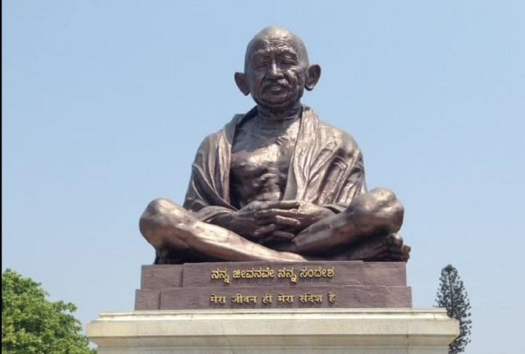 महात्मा गांधी की मूर्ति (प्रतीकात्मक तस्वीर)