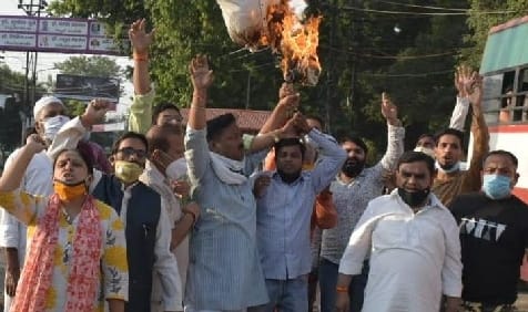 Congress angry over Rahul-Priyanka's arrest, burnt effigy of government