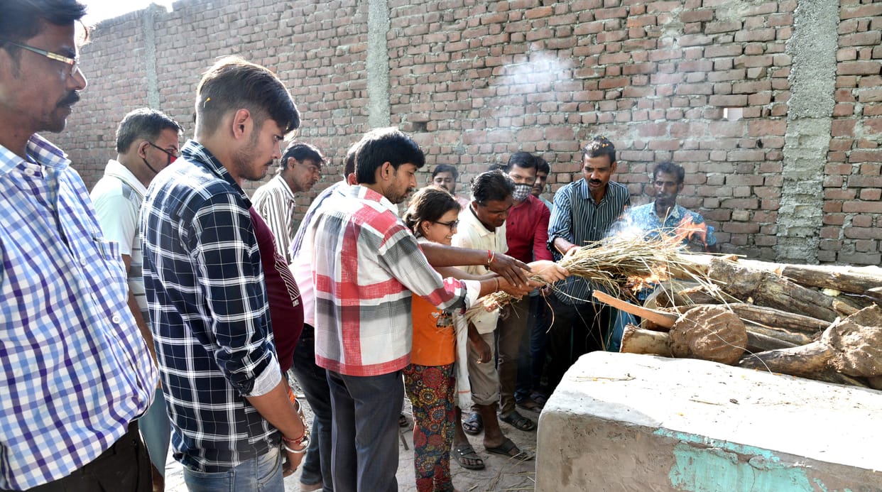 daughter gave fire to father in sambhal chandausi