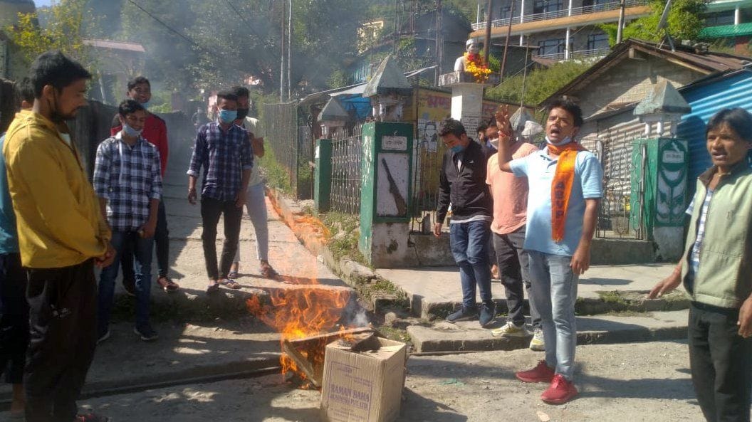 ABVP burns effigy of communication companies in Munsiyari