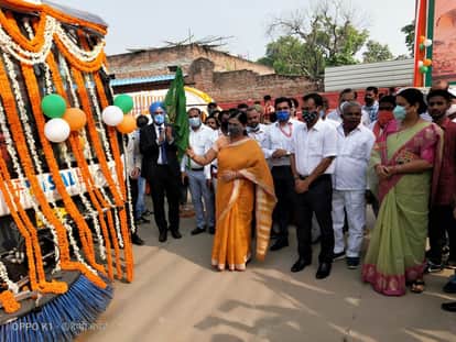 हरी झंडी दिखातीं महापौर