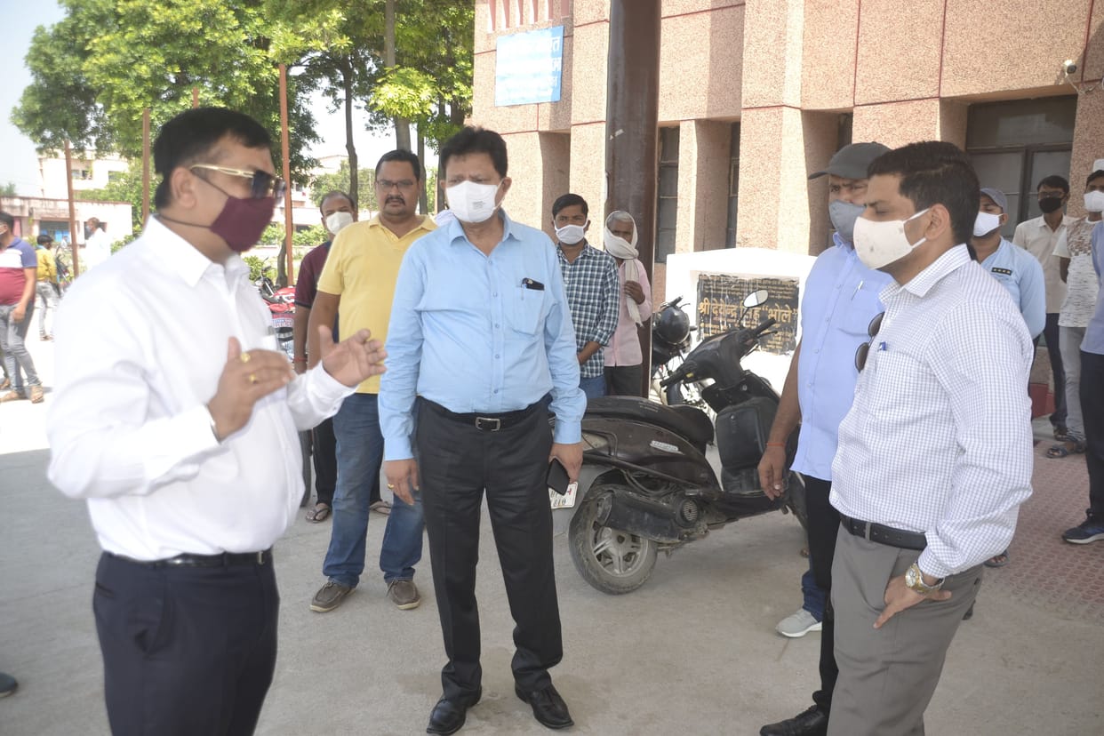 Surgeon at the district hospital as soon as he reached Tahrir in Kotwali