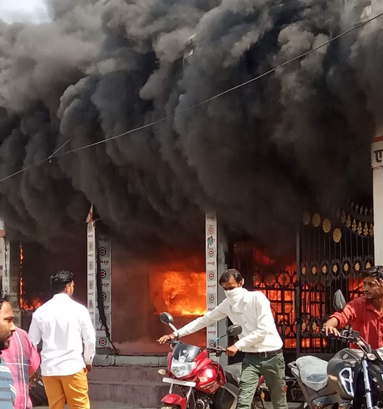 fire in tile showroom in fatehpur